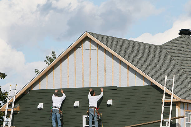 Professional Siding technician working in Carlton, PA